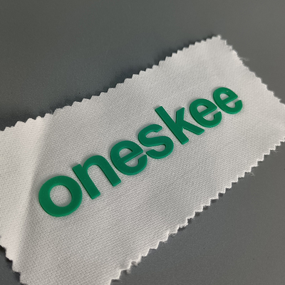 Niestandardowa odzież luksusowa 3D logo silikonowe wysokiej gęstości miękkie żelazo na transferze ciepła plastyki do koszulki